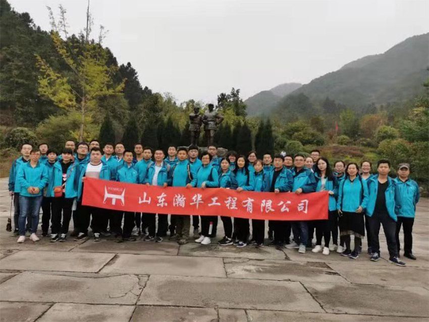 点击查看详细信息<br>标题：刘邓大军千里跃进大别山指挥部旧址前合影 阅读次数：865