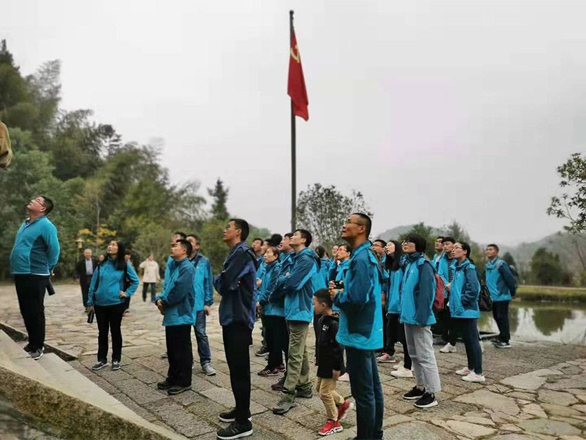 点击查看详细信息<br>标题：刘邓大军千里跃进大别山指挥部旧址前合影 阅读次数：900