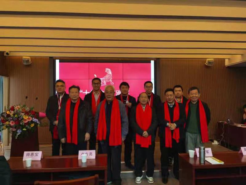 点击查看详细信息<br>标题：2021年会发奖留影 阅读次数：775