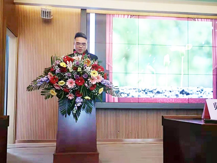 点击查看详细信息<br>标题：十年功臣代表发言 阅读次数：2028